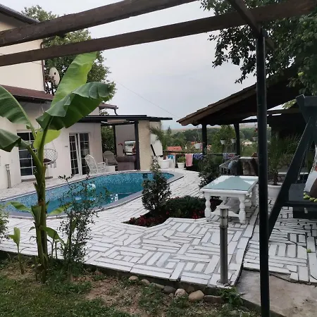 Holidays And Partys With A Pool Apartmán